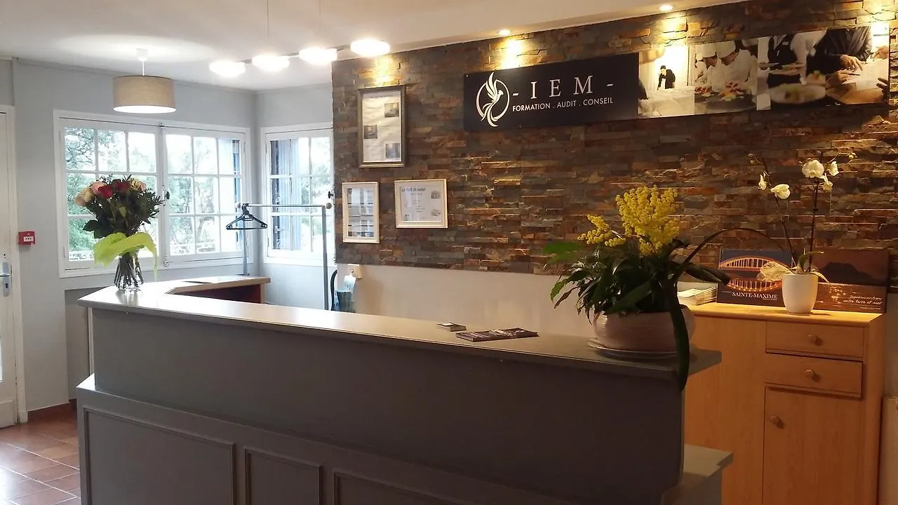 Hotel Restaurant Les 3 Chenes Frejus 2*,  France