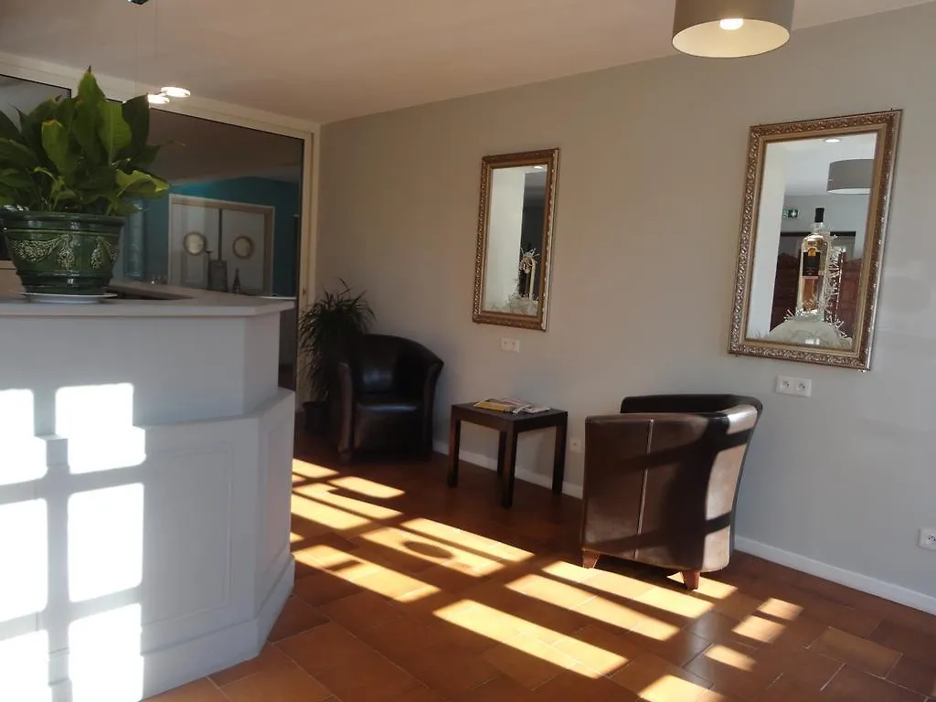 Hotel Restaurant Les 3 Chenes Fréjus 2*,